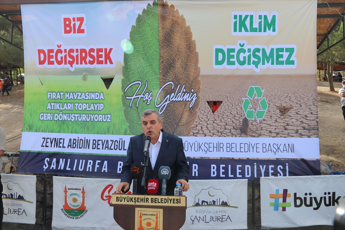 Şanlıurfa'da bin gencin katılımıyla Atatürk Barajı'nın kıyısı temizlendi