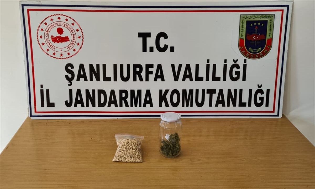 Şanlıurfa'da sulama boruları içinde bin 15 uyuşturucu hap ve esrar ele geçirildi