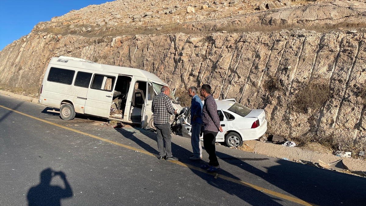 Şanlıurfa'da trafik kazasında 1 kişi öldü, 17 kişi yaralandı