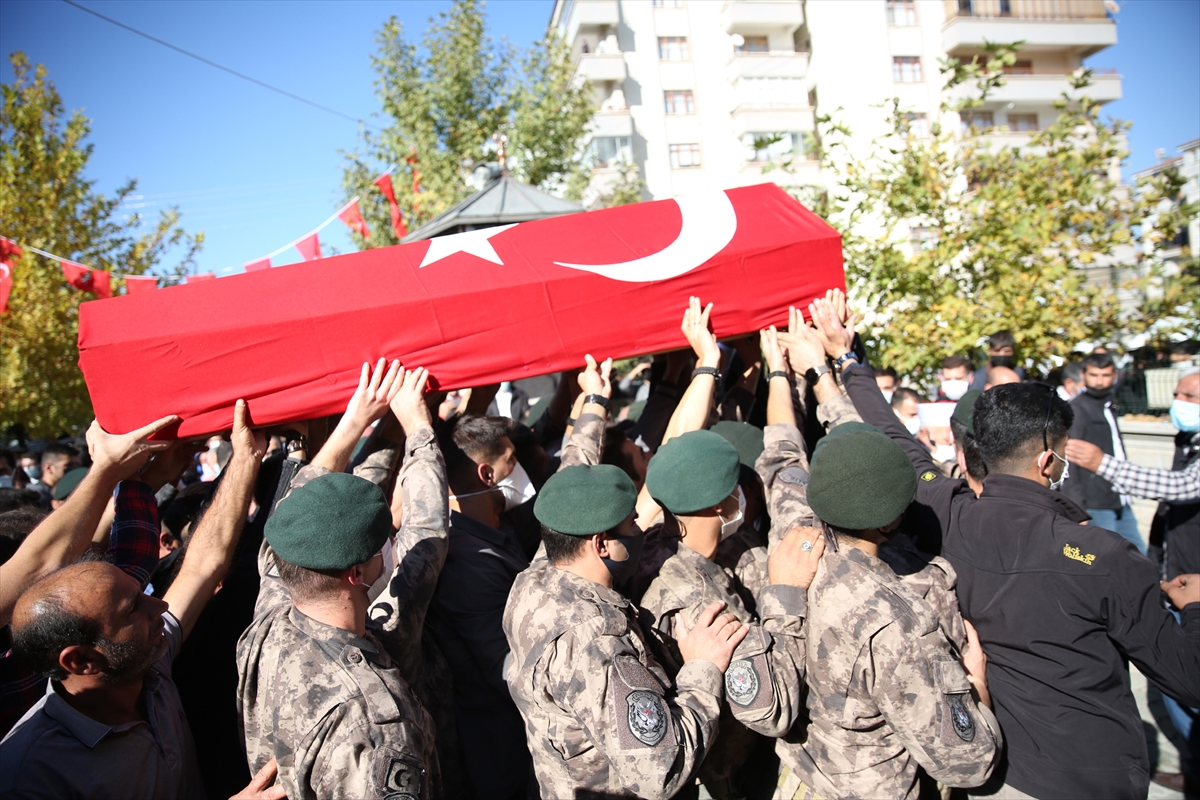 Şehit polis Cihat Şahin, Elazığ’da son yolculuğuna uğurlandı