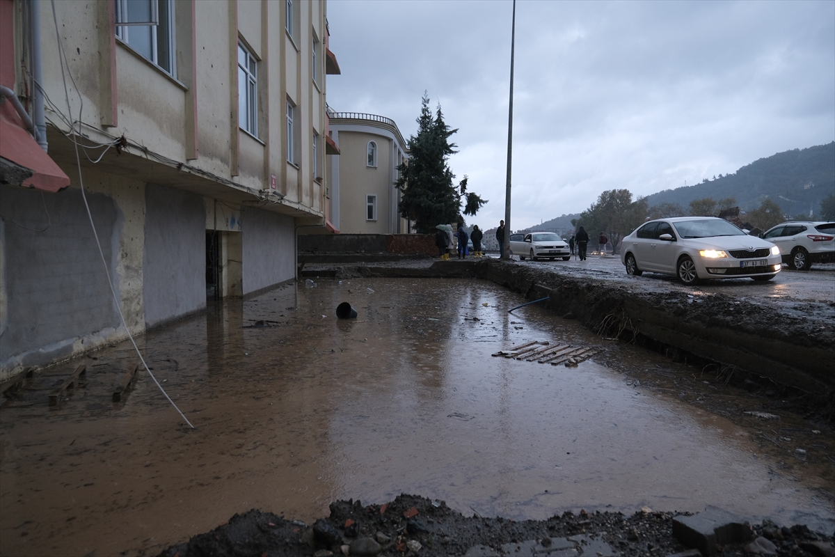 GÜNCELLEME – Şiddetli yağış Bozkurt'un sokaklarını yeniden sular altında bıraktı