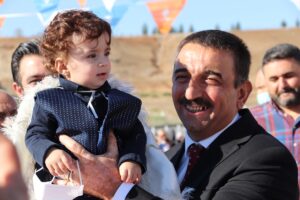 SİİRT (AA) – Siirt'te düzenlenen sünnet şöleninde bir araya gelen