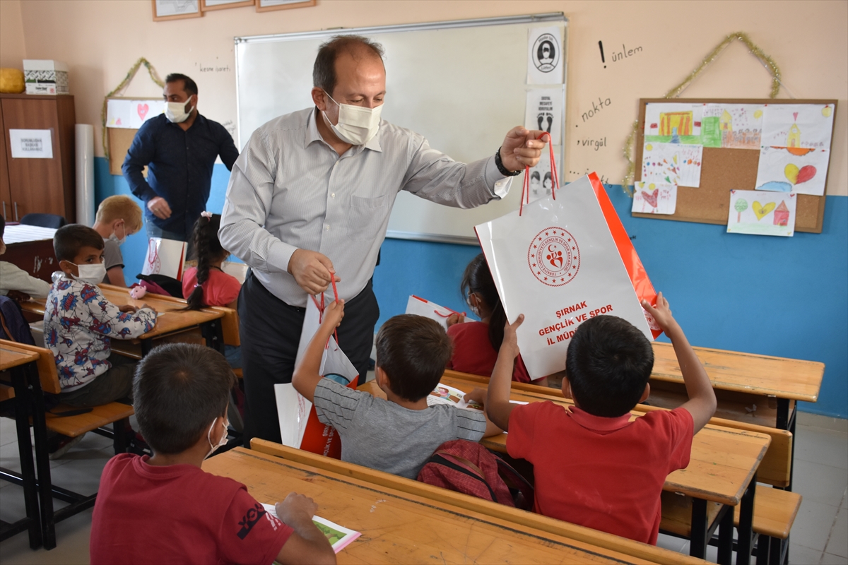 Şırnak'ta “Sırtımdaki Kütüphane Projesi” ile 10 bininci kitap hediye edildi