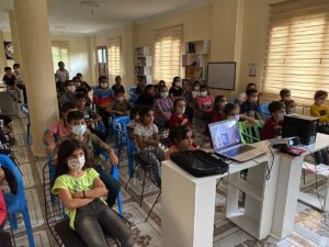 - Silopi ilçesindeki kütüphanede çocuklar ders çalışıp film izleme imkanı