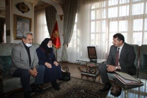 - Ailenin yeni evlerinin tapusu, Vali Salih Ayhan tarafından şehit