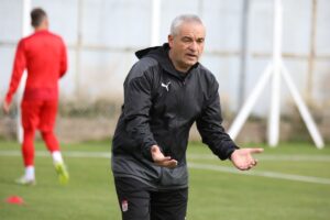 - "Son iki maçımızda bariz hakem hataları oldu. Hakem arkadaşlarımızın