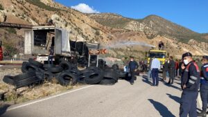 SİVAS (AA) – Sivas'ın Koyulhisar ilçesinde lastik yüklü tırda çıkan