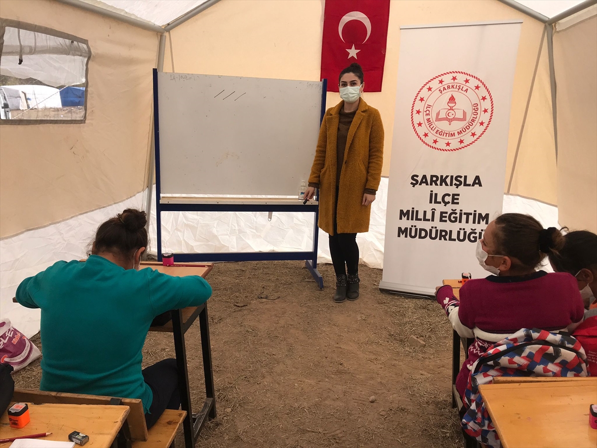 Sivas'ta mevsimlik işçilerin çocukları için eğitim çadırları oluşturuldu