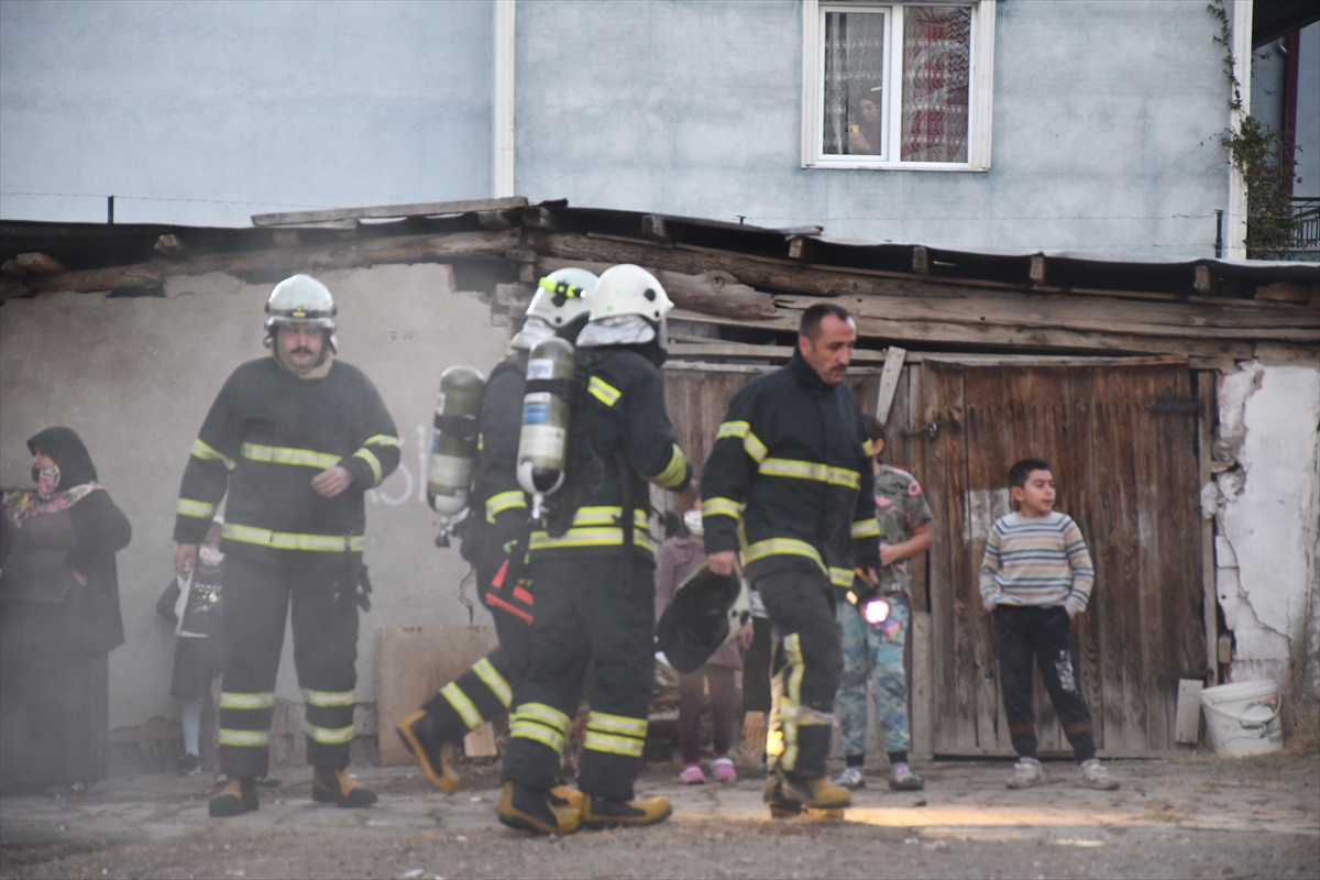 Sivas'ta ocakta unutulan tencere nedeniyle çıkan yangın paniğine neden oldu