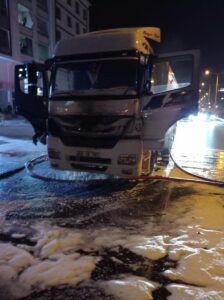 SİVAS (AA) – Sivas'ta seyir halindeki çekicide çıkan yangın, itfaiye