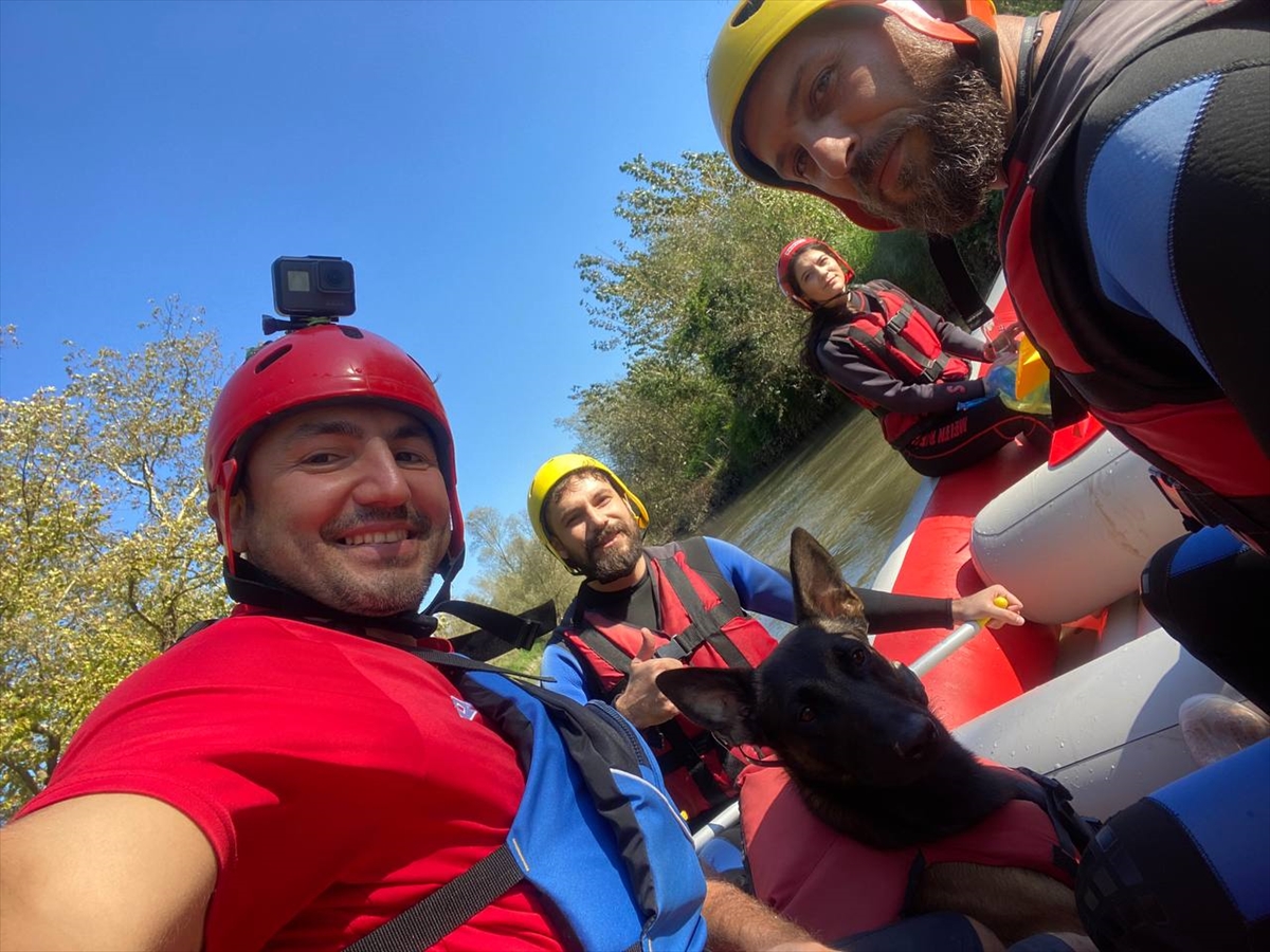 Böylesi görülmedi! Köpekle rafting yaptı