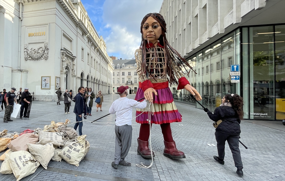 Suriyeli çocukların simgesi 3,5 metrelik “Küçük Emel” Brüksel'de