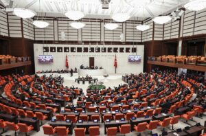 - Bütçe teklifi ile "dengeli ve gelir dağılımı adaletini gözeten