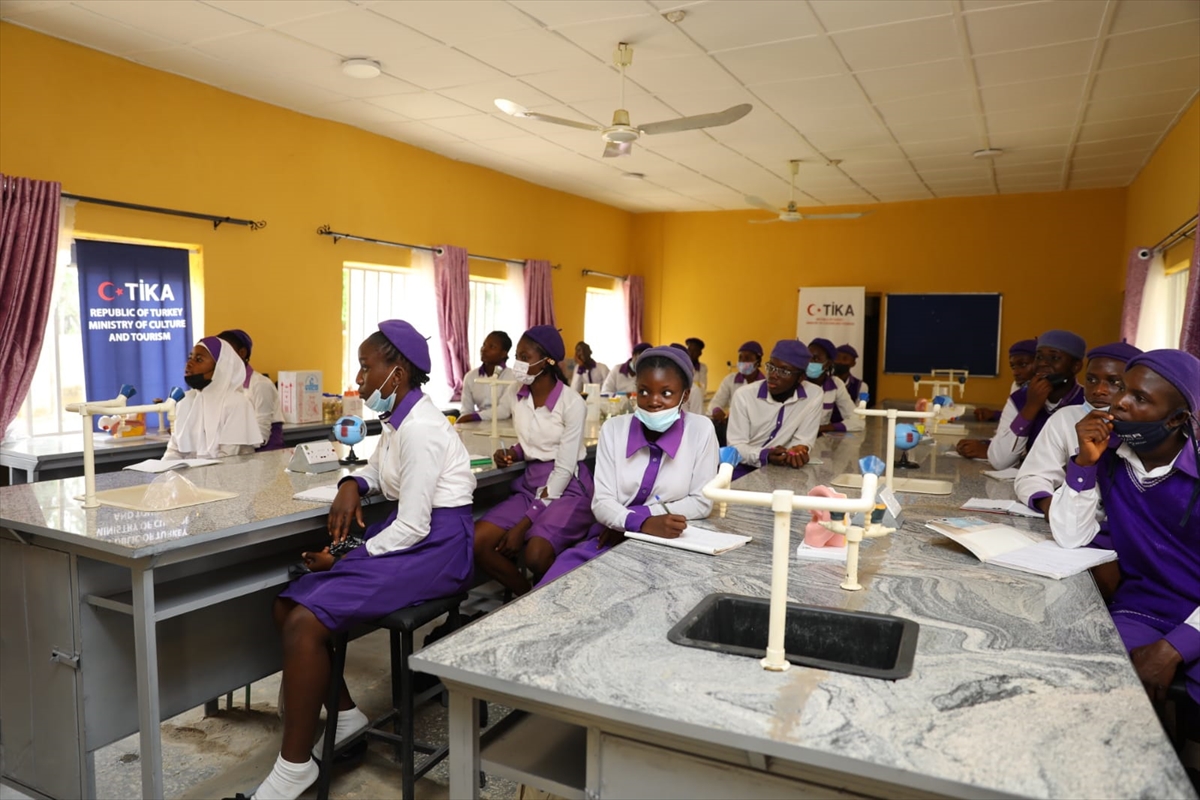 TİKA, Nijerya'daki lisenin laboratuvarlarını yeniledi