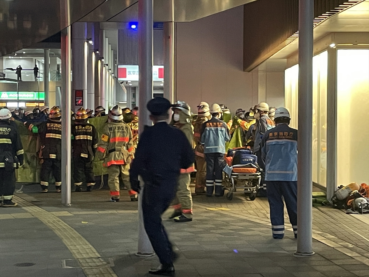 Tokyo'da trende yolculara bıçakla saldıran adam vagonu ateşe verdi