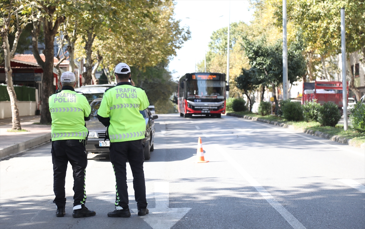 Toplu taşıma araçlarına yolcu olarak binen polis sürücü ihlallerini belirliyor