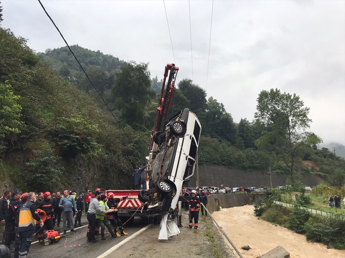 Trabzon'da dereye düşen araçtaki 2 kişi hayatını kaybetti