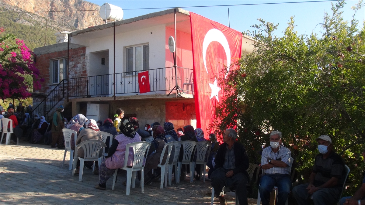 Trafik kazasında yaşamını yitiren polis memurunun cenazesi Mersin'de defnedildi