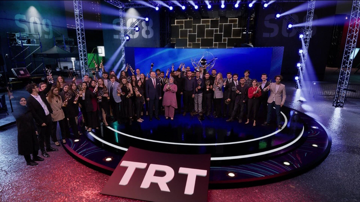 TRT'nin “Geleceğin İletişimcileri Yarışması”nda dereceye giren gençlere ödülleri verildi