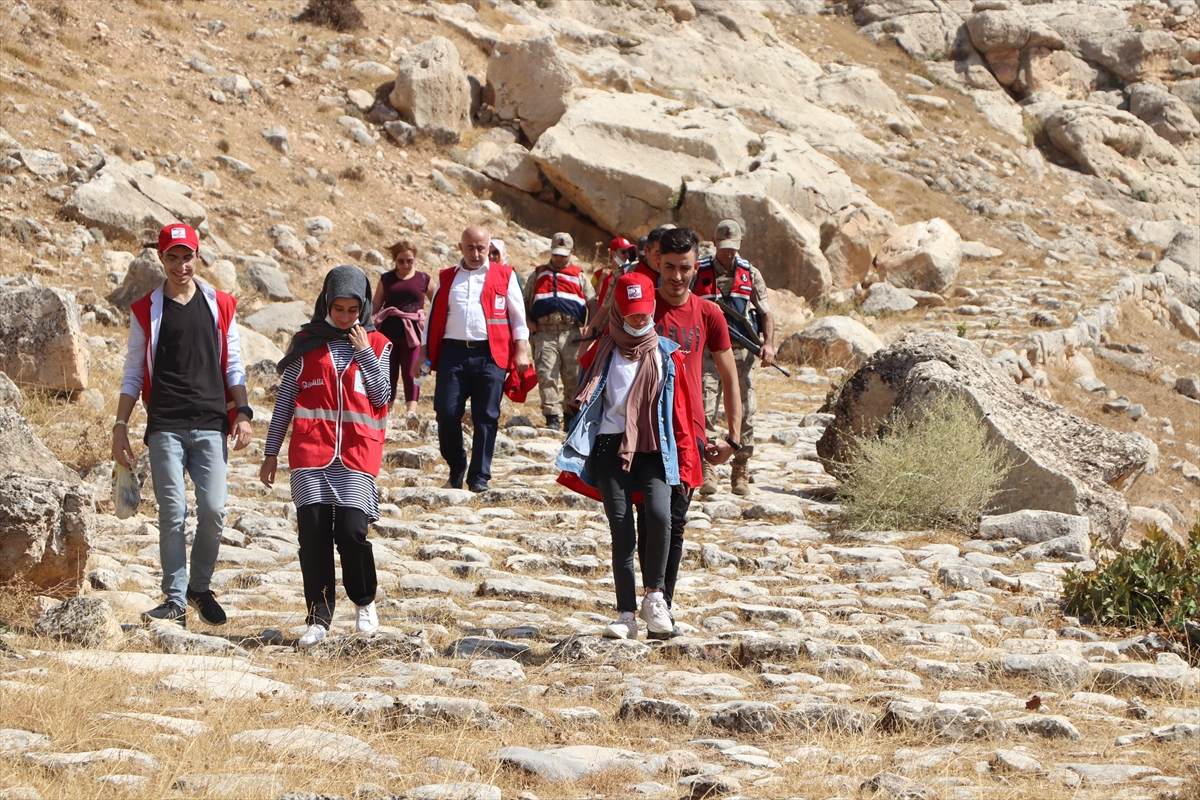 Türk Kızılay gönüllülerinden 3 bin 500 yıllık Akabe Yolu'nda doğa yürüyüşü