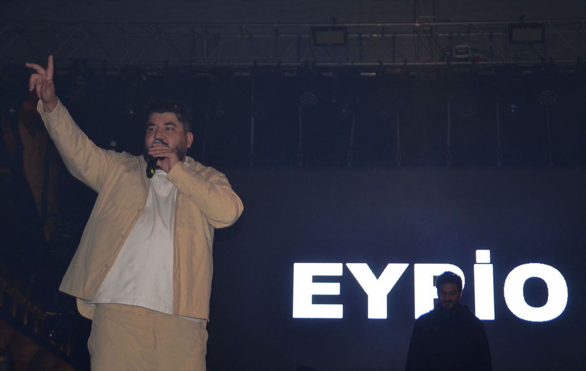 Türk rap şarkıcısı Eypio, Kütahya'da sahne aldı