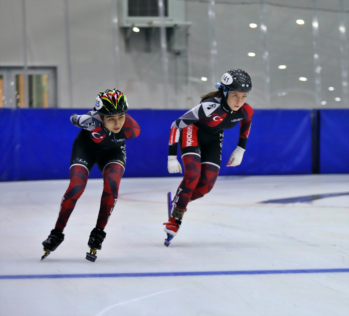 Türkiye rekoru kıran short track sporcusu Derya Karadağ'ın hedefi Pekin Olimpiyatları