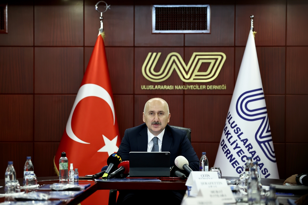 Ulaştırma ve Altyapı Bakanı Karaismailoğlu, nakliye sektörü temsilcileriyle bir araya geldi: