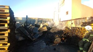 İSTANBUL (AA) – Ümraniye'de ahşap palet üreten bir iş yerinde