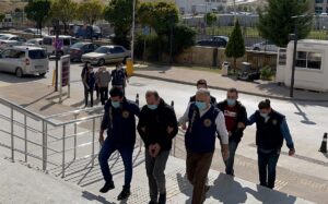 UŞAK (AA) – Uşak'ta, sahte altınla kuyumcuları dolandırdığı iddiasıyla gözaltına