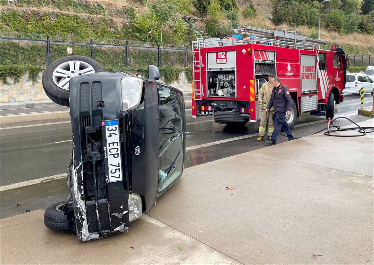 Üsküdar'da yağış nedeniyle yoldan çıkarak yan yatan otomobilin sürücüsü yaralandı