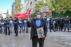 VAN (AA) – Van'da çocuklarının dağa kaçırılmasından HDP'yi sorumlu tutan