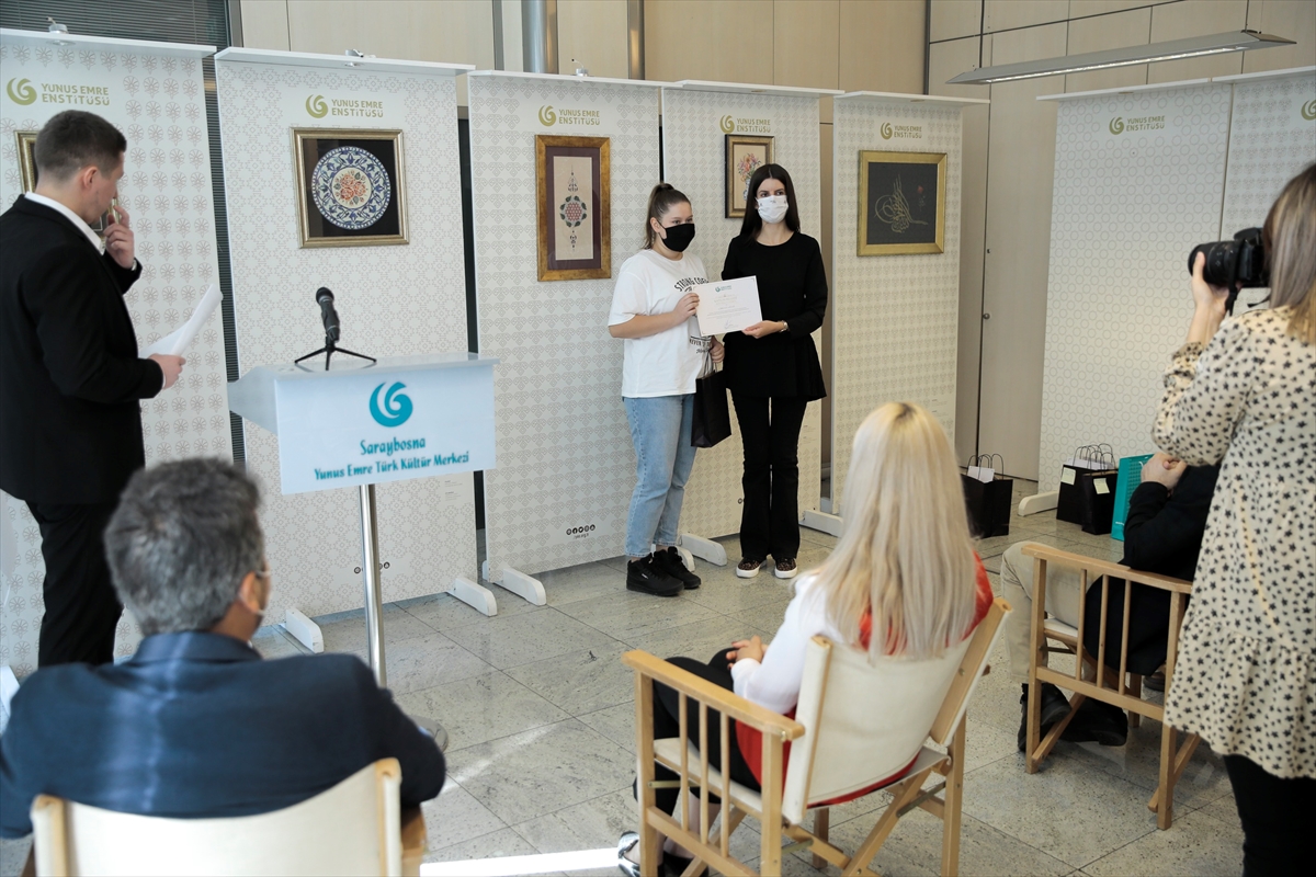 YEE'nin Bosna Hersek'te “Çevrimiçi Türkçe Konuşma Kulübü”nü tamamlayanlara sertifika