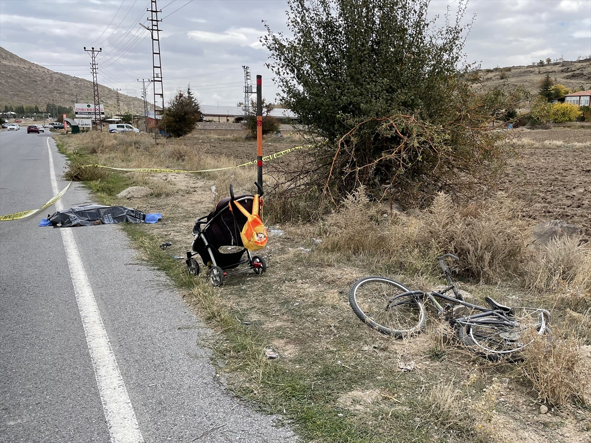 Yürüyüşe çıkan ailesinin yanında otomobil çarpan bisikletli çocuk öldü