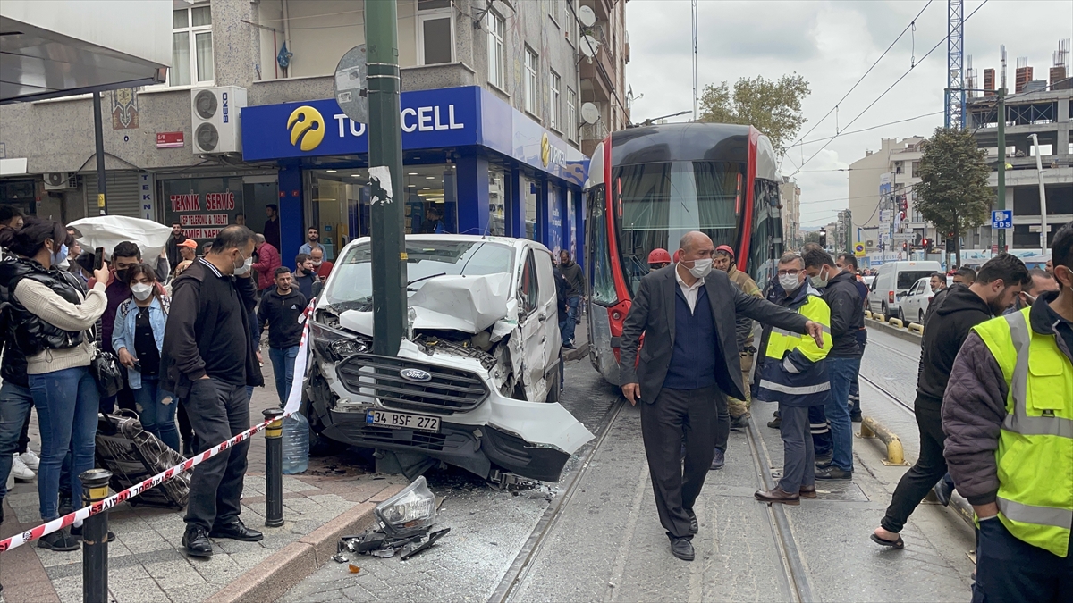 Zeytinburnu'nda panelvan ile tramvay çarpıştı