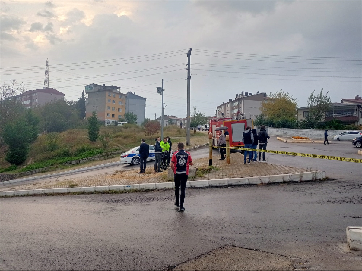 Zonguldak'ta şiddetli fırtına bir apartmanın terasının çatısını uçurdu