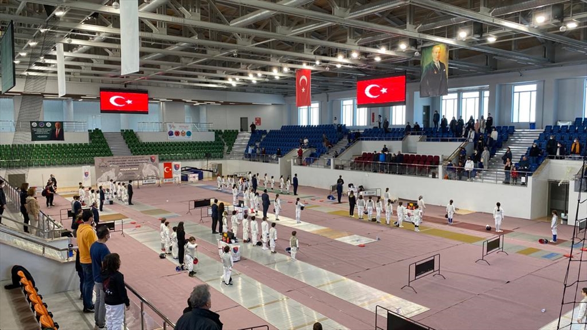 10, 12 ve 14 Yaş Altı Flöre ve Kılıç Açık Turnuvası Kocaeli'de başladı