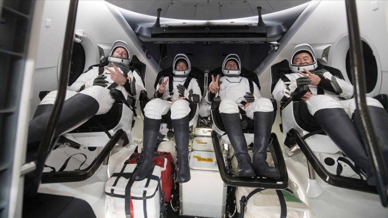 SpaceX, astronotları uzaya sağ salim teslim etti