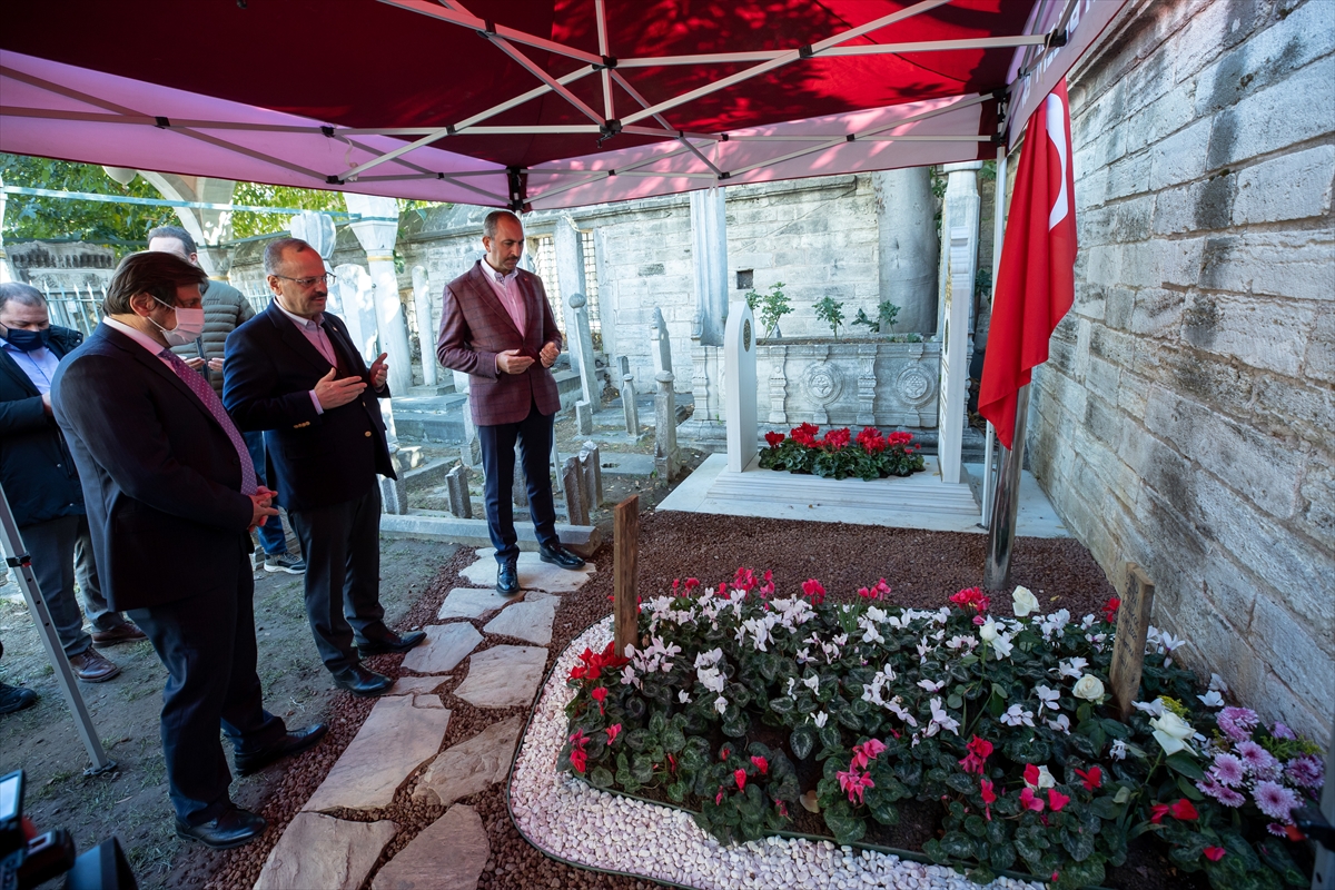 Adalet Bakanı Gül, merhum şair ve yazar Sezai Karakoç'un mezarı başında dua etti