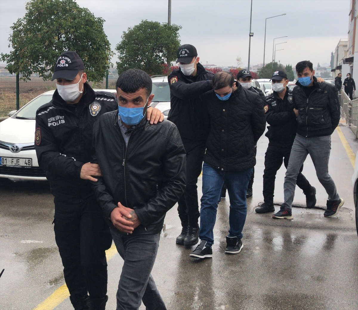 Adana merkezli hırsızlık operasyonunda yakalanan 5 şüpheli tutuklandı