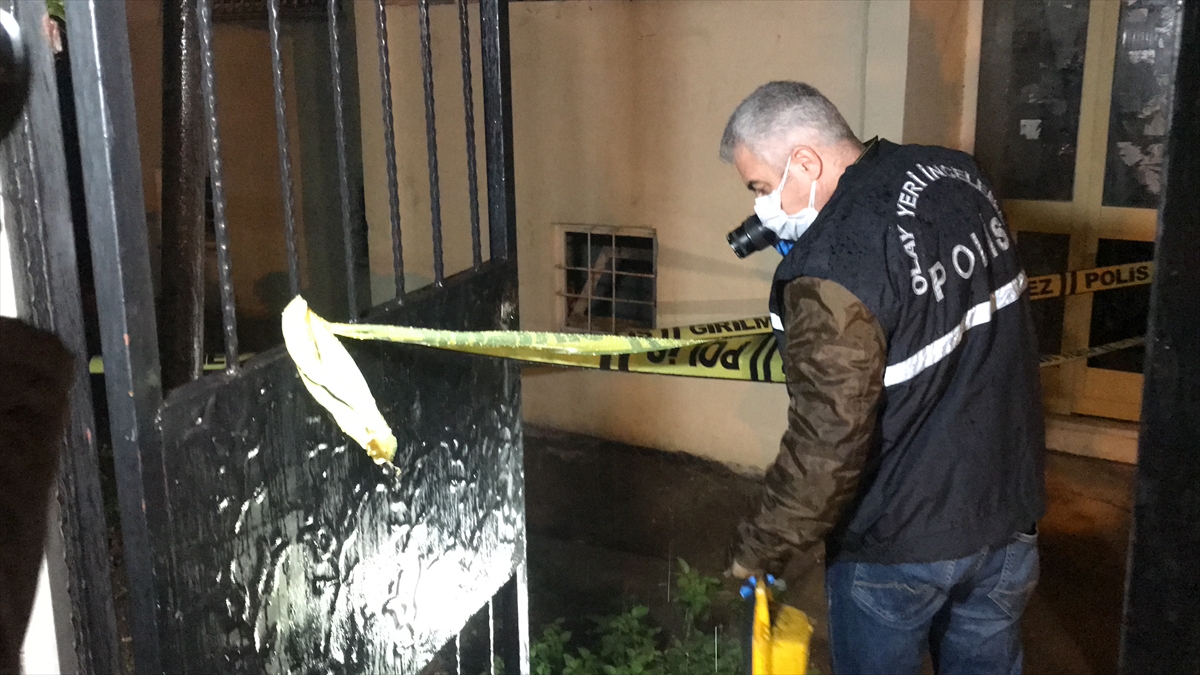 Adana’da bir kadın apartman bahçesinde silahla vurulmuş halde bulundu