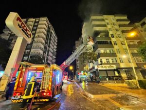 Adana’da oturduğu evi ateşe vererek eşyaları balkondan atan genç, itfaiye