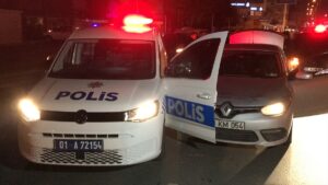 ADANA (AA) – Adana'da uygulama yapan polise ve ekip aracına