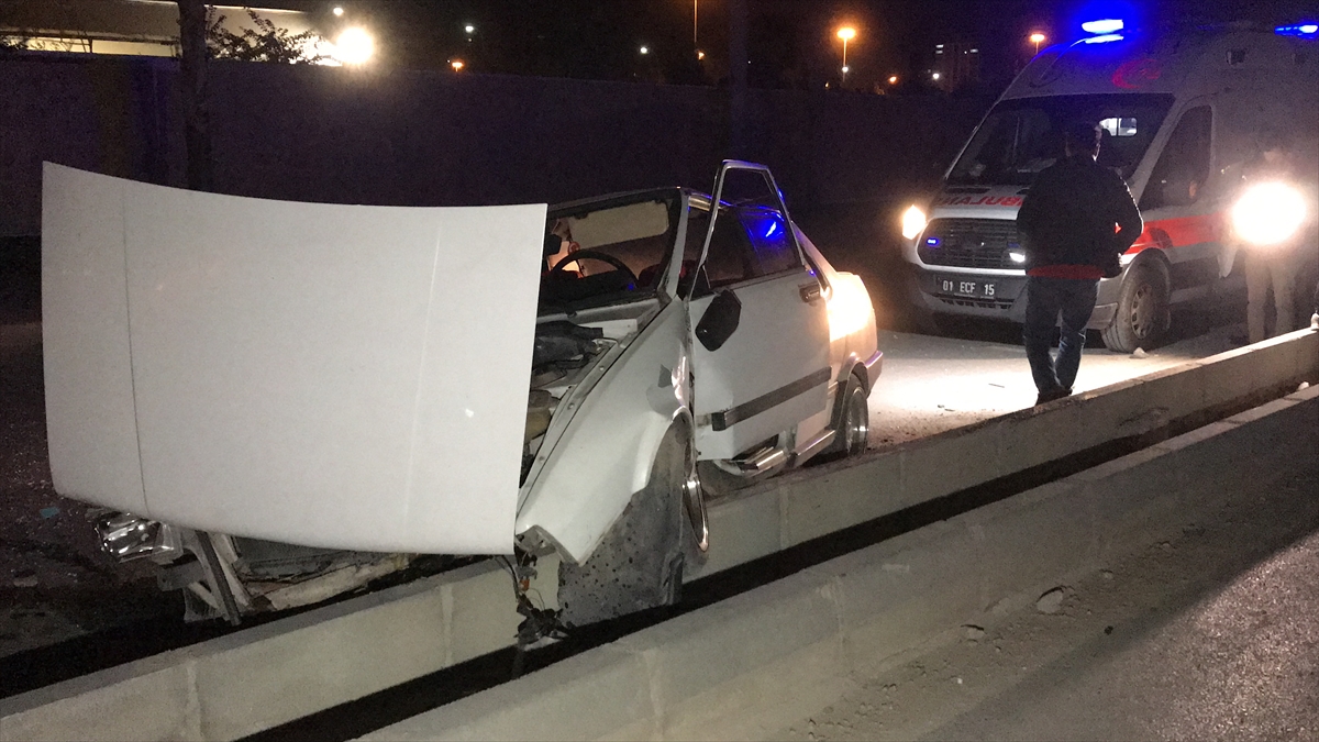 Adana'da refüje çarpan otomobilin sürücüsü yaralandı