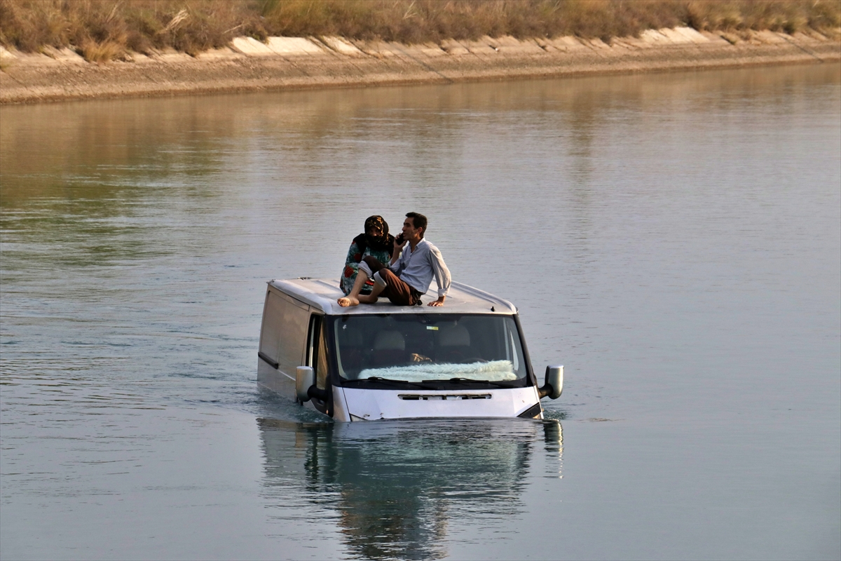 Adana'da sulama kanalına düşen minibüsteki karı-koca kurtarıldı