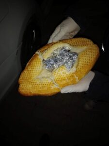 ADIYAMAN (AA) – Adıyaman'ın Gölbaşı ilçesinde ekmek içerisine gizlenmiş uyuşturucu