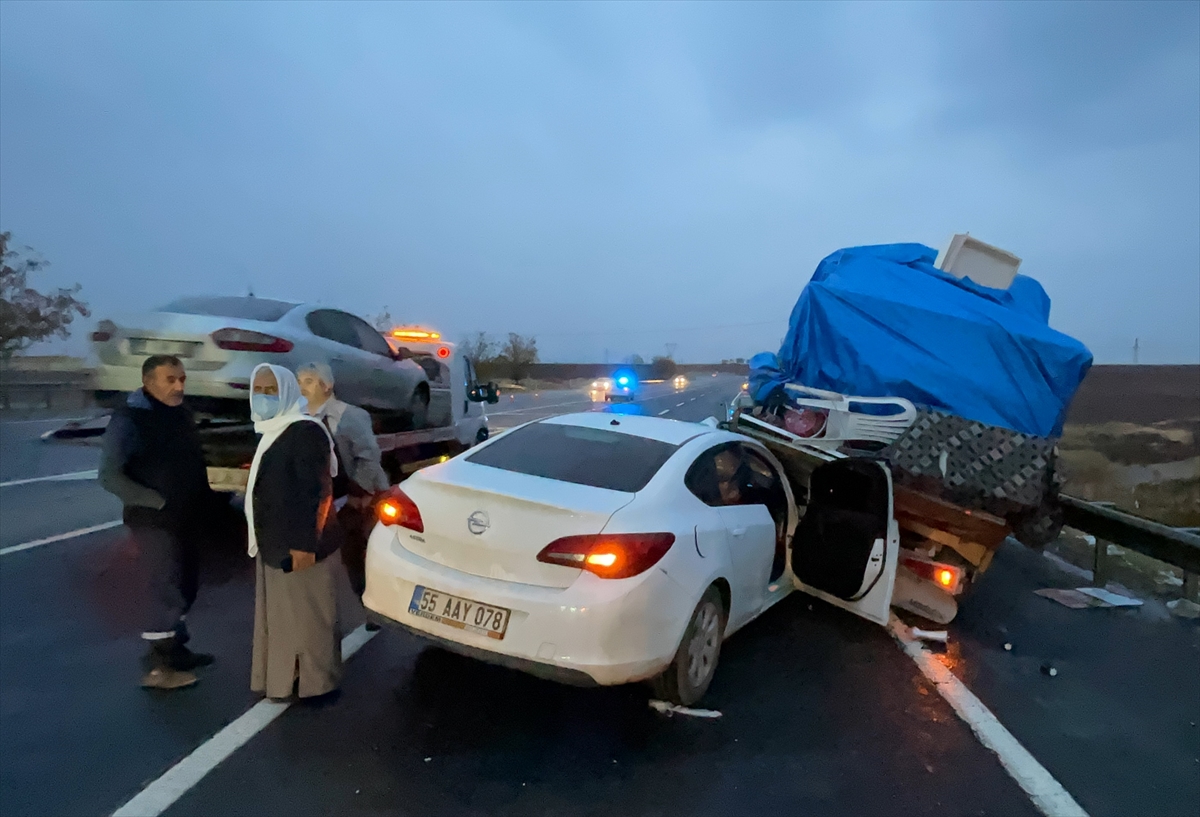 Adıyaman'da kamyonete arkadan çarpan otomobildeki 5 kişi yaralandı