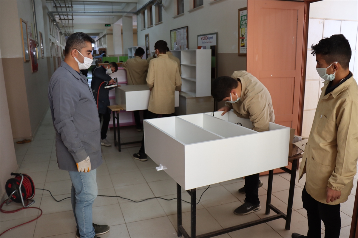 Adıyaman'da meslek lisesi öğrencileri kütüphanesiz okul kalmaması için üretiyor