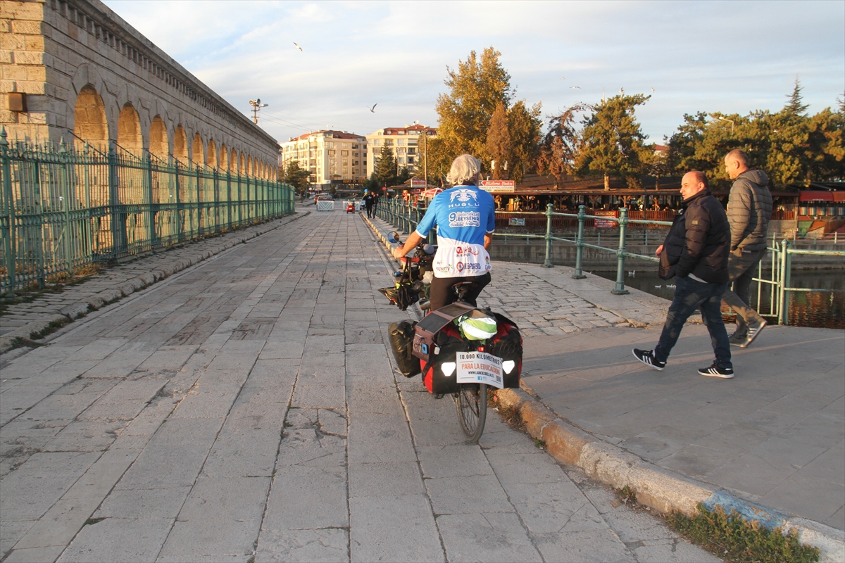 Afrikalı çocuklar için pedal çeviren İspanyol turist Konya'da mola verdi