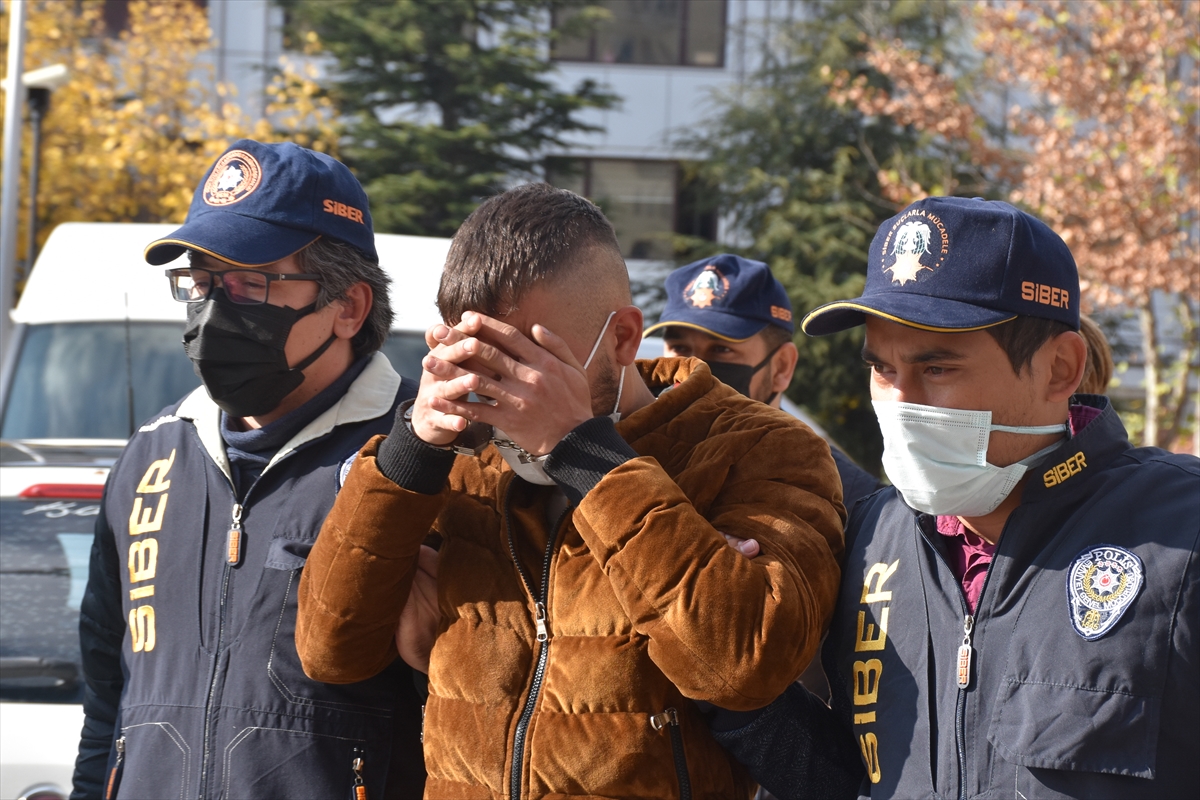 Afyonkarahisar'da sosyal medyadan 43 kişiyi dolandırdığı ileri sürülen 2 zanlı tutuklandı