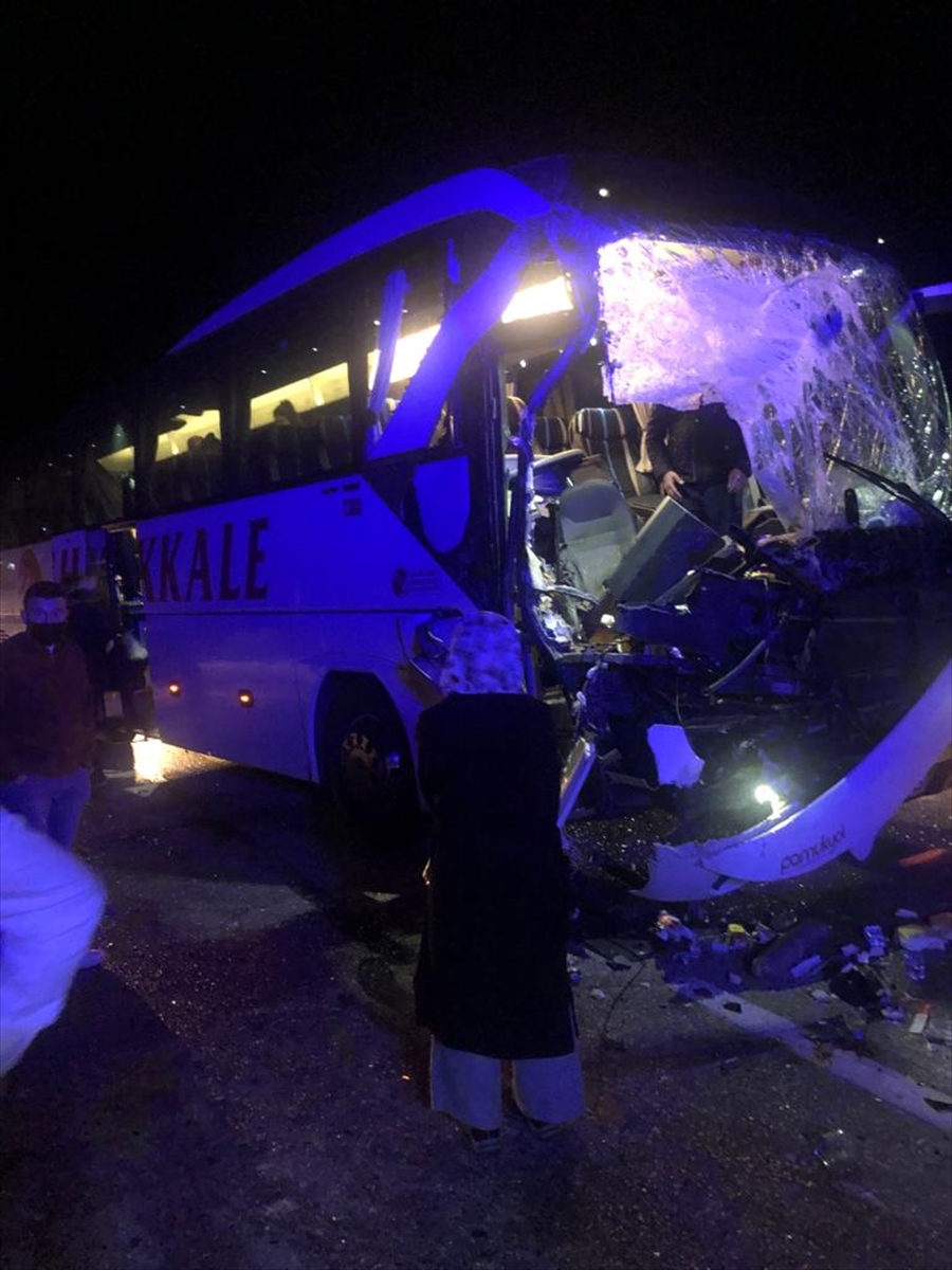 Afyonkarahisar'da tıra çarpan otobüsteki 7 yolcu yaralandı
